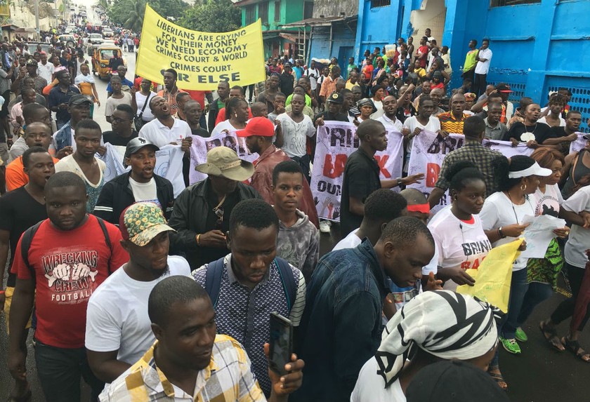 Người dân tập trung trên các đường phố ở thủ đô Monrovia biểu tình yêu cầu Chính phủ phải chịu trách nhiệm về việc mất tiền