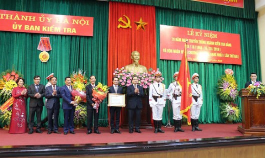 Bí thư Thành uỷ Hoàng Trung Hải trao Huân chương Lao động hạng Nhất tặng UBKT Thành uỷ Hà Nội