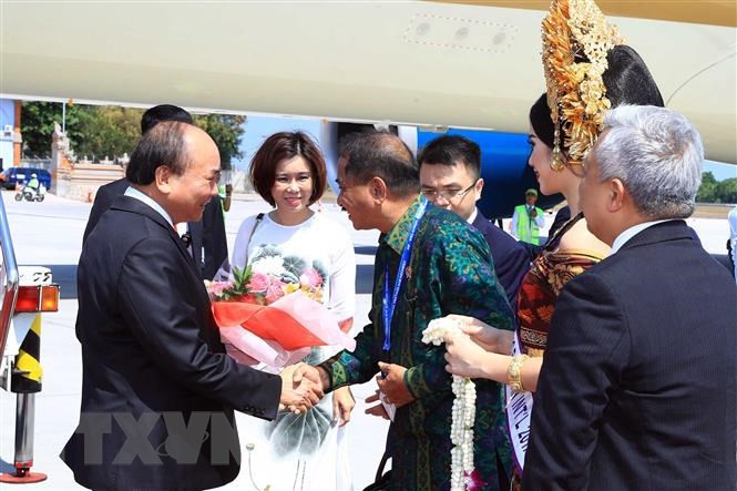 Đại diện Chính phủ Indonesia đón Thủ tướng Nguyễn Xuân Phúc tại sân bay quốc tế Ngurah Rai, thành phố Bali.