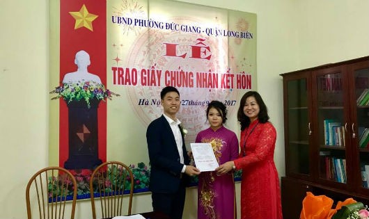 Một buổi lễ trao giấy chứng nhận kết hôn trên địa bàn Hà Nội. Ảnh minh họa