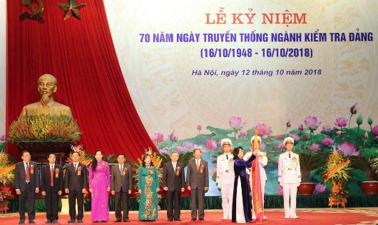 Quyền Chủ tịch nước Đặng Thị Ngọc Thịnh trao tặng Huân chương Lao động hạng Nhất cho UBKT TƯ.