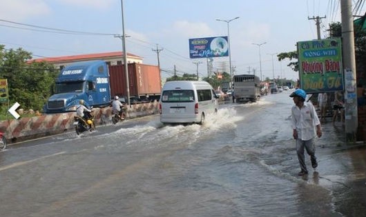 Tuyến quốc lộ 1 đi qua địa bàn huyện Tam Bình, tỉnh Vĩnh Long, ngập sâu do triều cường.