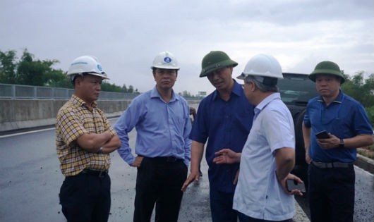 Thứ trưởng Lê Đình Thọ (thứ ba từ trái sang) kiểm tra thực tế trên cao tốc