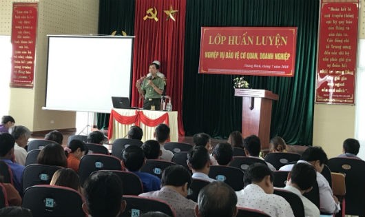 Thiếu tá Đoàn Viết Kim trong buổi tuyên truyền.