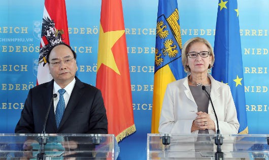 Thủ tướng Nguyễn Xuân Phúc và Thống đốc bang Hạ Áo Johanna Mikl-Leitner tại cuộc gặp gỡ báo chí
