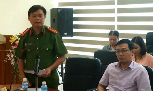 Đại tá Thái Hồng Công- Phó giám đốc Công an tỉnh Quảng Ninh, Thủ trưởng Cơ quan cảnh sát điều tra, Công an tỉnh Quảng Ninh thông tin tại buổi họp báo