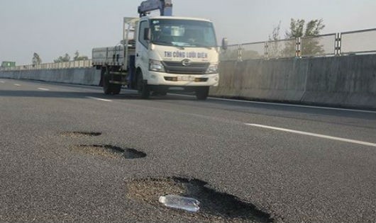 Cao tốc Đà Nẵng - Quảng Ngãi vừa đưa vào sử dụng đã hư hỏng