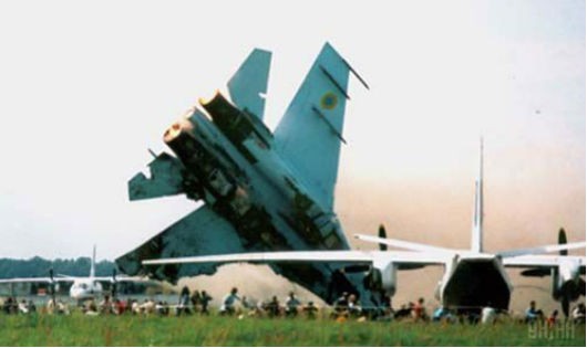 Thời điểm chiếc tiêm kích Su-27UB lao xuống đường băng.