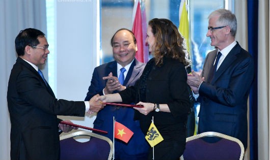 Thủ tướng Nguyễn Xuân Phúc và Bộ trưởng-Chủ tịch vùng Flanders Geert Bourgeois chứng kiến Lễ ký Bản ghi nhớ hợp tác giữa chính quyền vùng Flanders và Chính phủ Việt Nam