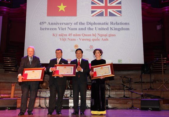 Phó Thủ tướng, Bộ trưởng Bộ Ngoại giao Phạm Bình Minh trao Huy chương Hữu nghị tặng bà Katrin Kandel, Giám đốc điều hành Facing the World