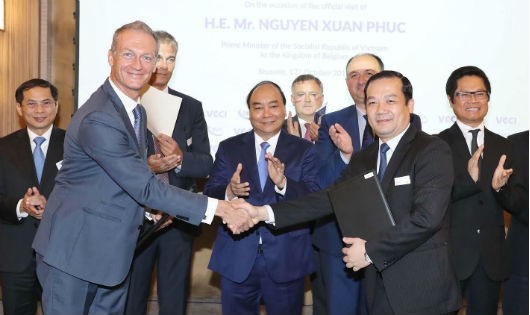 Tổng Giám đốc Tập đoàn VNPT Phạm Đức Long và ông Harald Preiss - Giám đốc kinh doanh mạng di động của Nokia khu vực châu Âu - ký kết thỏa thuận hợp tác.