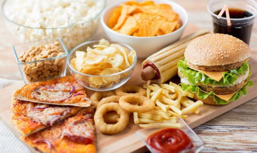 Thói quen ăn thực phẩm chế biến sẵn và đồ ăn nhanh làm tăng nguy cơ bị ung thư dạ dày. 