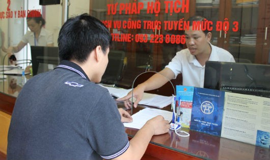Công dân thực hiện thủ tục tại bộ phận một cửa phường Khương Mai (quận Thanh Xuân)