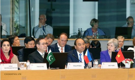 Thủ tướng Nguyễn Xuân Phúc cùng các đại biểu tham dự ASEM 12.