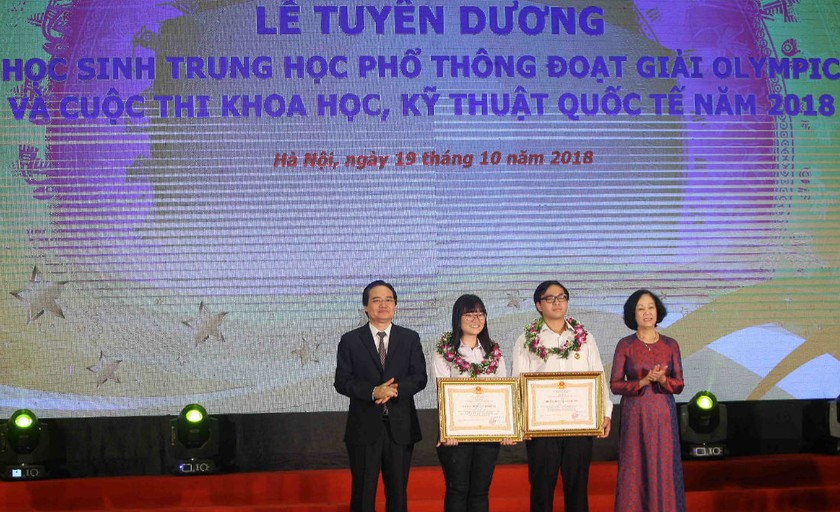Bà Trương Thị Mai, Trưởng ban Dân vận Trung ương và Bộ trưởng Phùng Xuân Nhạ trao tặng Huân chương Lao động hạng Ba cho hai em Nguyễn Phương Thảo và Phạm Đức Anh.
