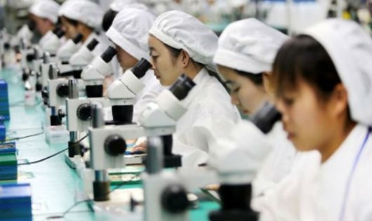 Công nhân Trung Quốc trong một nhà máy sản xuất điện thoại tại An Huy. 