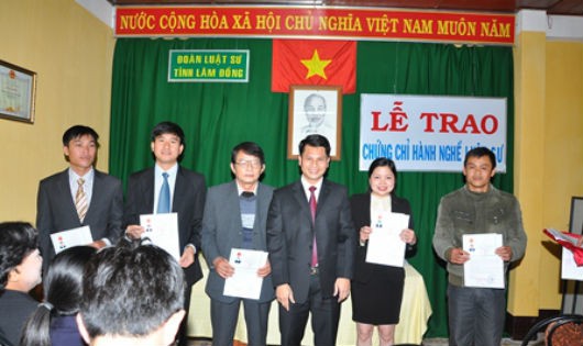 Đoàn luật sư tỉnh Lâm Đồng trong một buổi trao chứng chỉ hành nghề luật sư