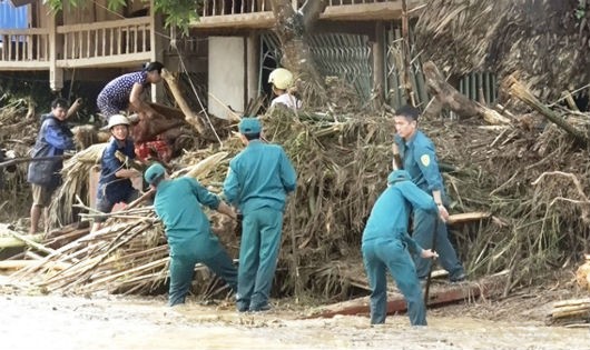 Dân quân huyện Bảo Yên giúp các hộ dân khắc phục hậu quả.