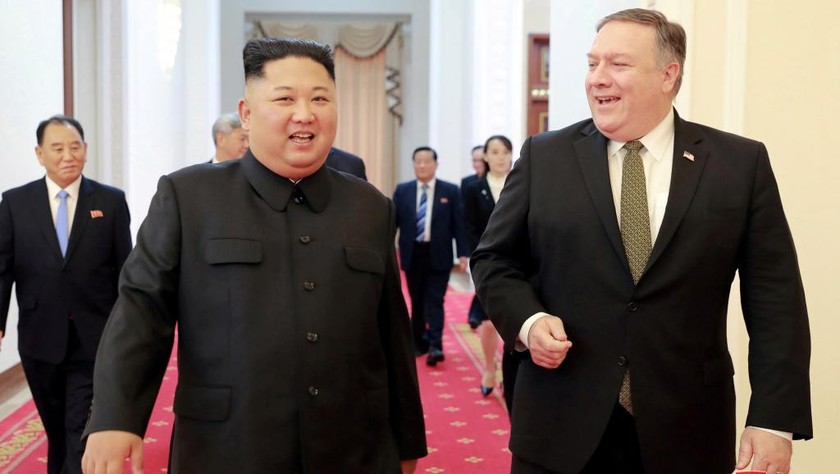 Lãnh đạo Triều Tiên Kim Jong-un (trái) và ngoại trưởng Mỹ Mike Pompeo tại Bình Nhưỡng, ngày 7/10/2018.