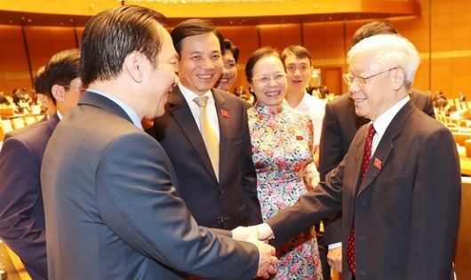 Tổng Bí thư Nguyễn Phú Trọng trao đổi với các đại biểu Quốc hội - Ảnh: TTXVN