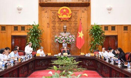 Thủ tướng nghe Chủ tịch UBND tỉnh Phan Ngọc Thọ báo cáo về Đề án di dời dân cư khỏi di tích Kinh thành Huế (Ảnh Quang Hiếu)
