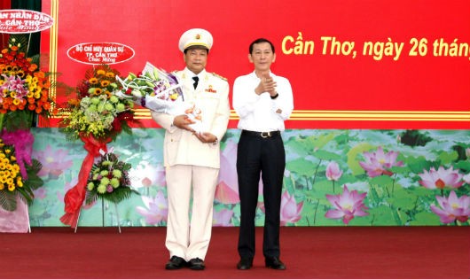 Chủ tịch UBND TP Cần Thơ  Võ Thành Thống chúc mừng tân Giám đốc Công an thành phố.