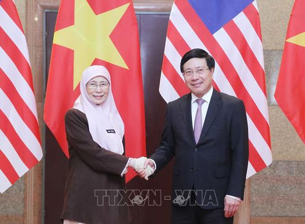 Phó Thủ tướng Phạm Bình Minh và Phó Thủ tướng Malaysia Wan Azizah.