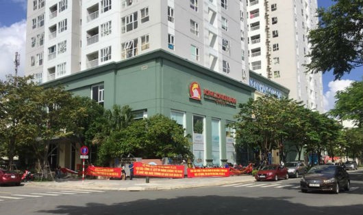 Cư dân tại chung cư Đà Nẵng Plaza  giăng băng rôn yêu cầu CĐT tổ chức Hội nghị bầu BQT chung cư