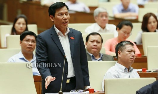 Bộ trưởng Nguyễn Ngọc Thiện trả lời tại Quốc hội.