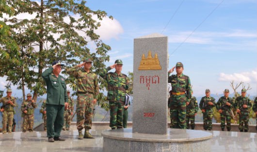 Trung tá Trần Ngọc Tùng (thứ nhất từ phải sang), Đội trưởng đội tuần tra chung, tập luyện nghi thức chào cột mốc ngã ba biên giới Việt Nam-Lào-Campuchia. Ảnh: Báo Biên phòng
