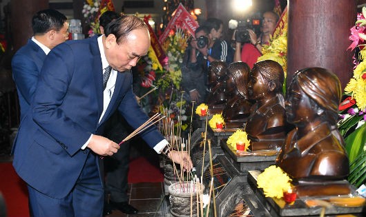 Thủ tướng Chính phủ dâng nén hương thơm lên anh linh 13 Anh hùng Liệt sĩ TNXP Truông Bồn.
