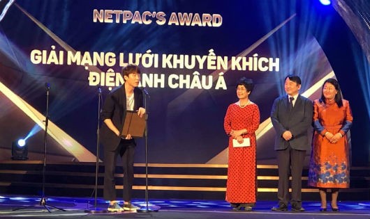 Nhà biên kịch Nguyễn Thị Hồng Ngát trao giải Mạng lưới khuyến khích Điện ảnh châu Á tại Lễ bế mạc và trao giải Haniff 2018 đã diễn ra tối 31/10