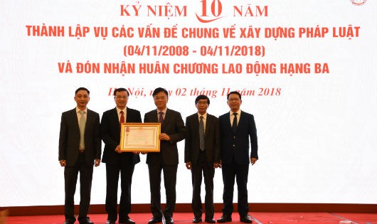 Thừa ủy quyền Chủ tịch nước, Bộ trưởng Lê Thành Long trao Huân chương Lao động hạng Ba cho  Vụ CVĐCVXDPL.