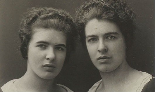 Chị em Christine và Léa. 