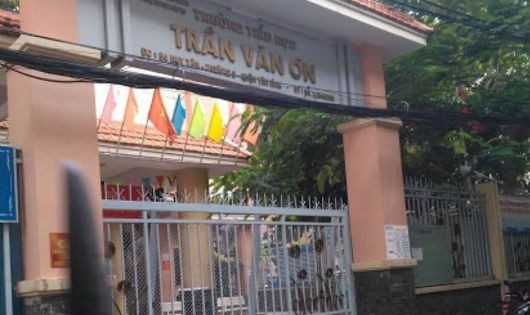 Trường tiểu học Trần Văn Ơn- nơi một giáo viên bị đình chỉ vì bắt học sinh tự tát 32 cái.