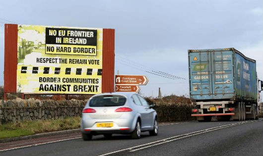Một tấm biển phản đối Brexit, đặt tại biên giới Anh và Ireland