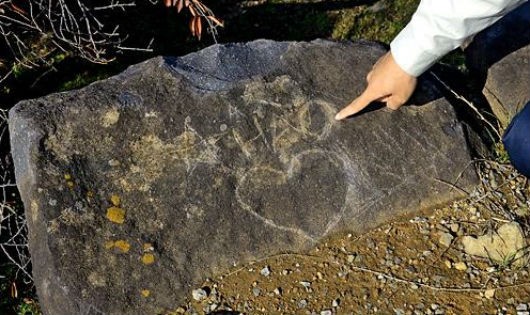Hình ảnh hòn đá cổ ở Nhật Bản bị khắc chữ "A Hảo"
