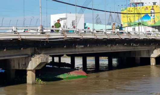 Chiếc sà lan bị chìm dưới cầu Cái Khế. 
