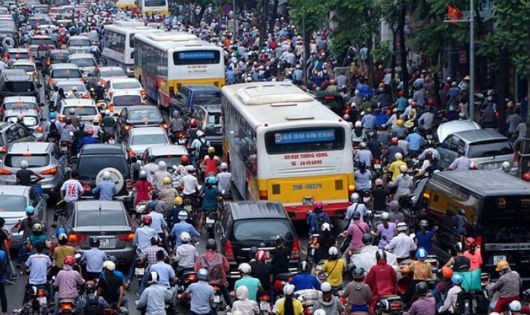Hiện nay Hà Nội có 5 triệu xe máy, 500.000 ôtô và chưa kể khoảng 1,2 triệu phương tiện từ các tỉnh, TP khác tham gia giao thông.