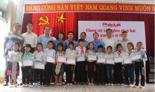 Đoàn công tác Báo PLVN thực hiện chương trình Chung tay xóa nghèo pháp luật tại Điện Biên