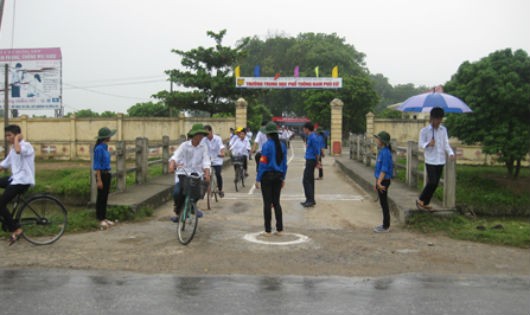 Mô hình Cổng trường trật tự an toàn giao thông tại Trường THPT Nam Phù Cừ - Hưng Yên.
