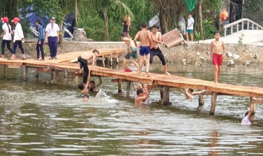 Khu du lịch sinh Làng sen Hưng Phát - Thạnh Lộc đang trở thành điểm đến vui chơi giải trí cho người dân trong vùng.