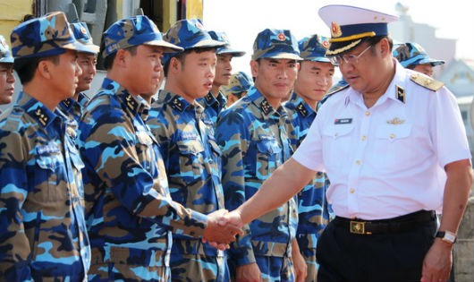 Tư lệnh Phạm Hoài Nam bắt tay thân mật các chiến sĩ tàu chiến đấu tại Lữ đoàn 171 Vùng 2 Hải quân