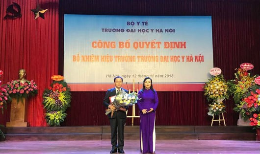 Bộ trưởng Bộ Y tế trao quyết định bổ nhiệm Hiệu trưởng trường ĐH Y Hà Nội tới GS.TS Tạ Thành Văn