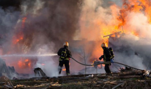 Lực lượng chữa cháy dập lửa sau đám cháy nhà máy ở Hàn Quốc. (Ảnh: Yonhap)
