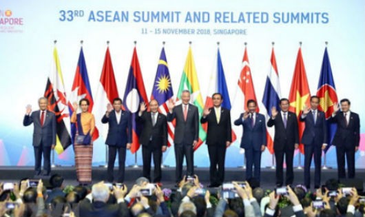 Thủ tướng Nguyễn Xuân Phúc (thứ tư từ trái sang) và lãnh đạo các nước tại lễ khai mạc Hội nghị Cấp cao ASEAN lần thứ 33 (Ảnh: TTXVN)