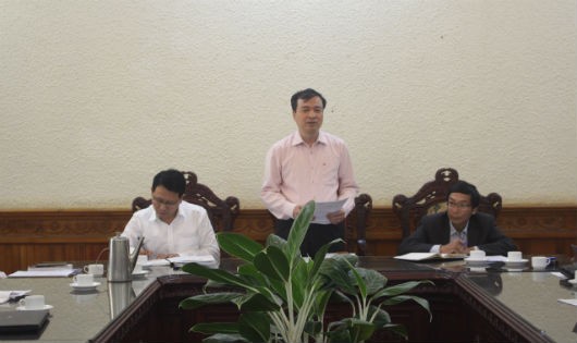 Vụ trưởng Vụ Các vấn đề chung về xây dựng pháp luật Nguyễn Hồng Tuyến chủ trì cuộc họp.