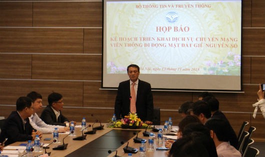 Thứ trưởng Bộ TT&TT Phạm Hồng Hải cho rằng, dịch vụ chuyển mạng giữ nguyên số bảo vệ quyền lợi người tiêu dùng và thúc đẩy cạnh tranh trong thị trường viễn thông.
