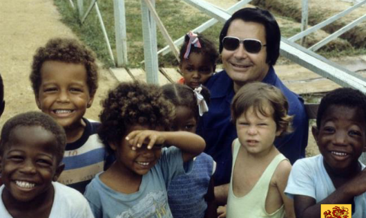  “Đấng cứu thế” Jim Jones  và những đứa trẻ sống trong khu trại Jonestown