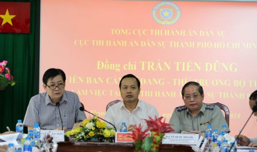 Thứ trưởng Trần Tiến Dũng (giữa)  làm việc với Cục THADS  TP Hồ Chí  Minh.